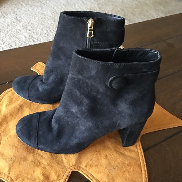 Gorgeous Ann Taylor 8M black suede side zip booties. A steal at this price - Picture 7 of 15